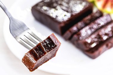 Çatallı guava reçeli. Arka planda bulanık guava. Yazı için yer, meyveden yapılmış tatlı, Brezilya 'da haziran şenlikleri, kırsal yiyecekler.