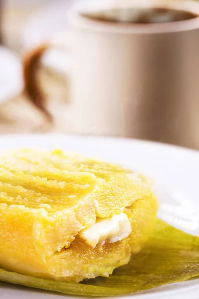 Τυπικό Βραζιλιάνικο Γλυκό Pamonha Γίνεται Καλαμπόκι Και Γεμιστό Τυρί Σερβίρεται — Φωτογραφία Αρχείου