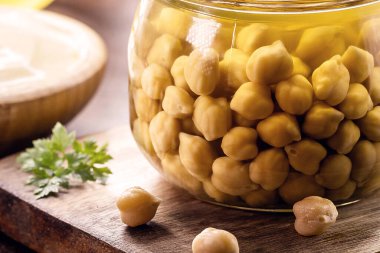 Arka planda sebzesiz mayonez, sebzesiz mayonez ve yumurtasız nohut.