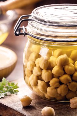 Arka planda sebzesiz mayonez, sebzesiz mayonez ve yumurtasız nohut.