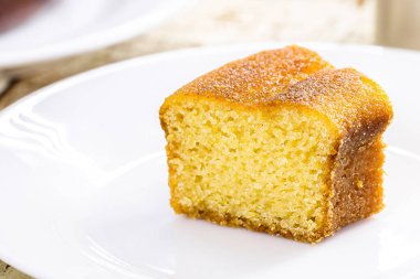 Küçük bir dilim mısır unu pastası, mısır unundan yapılmış tipik Brezilya kırsal pastası, arka planda sıcak kahve, arka planda peynirli guava reçeli