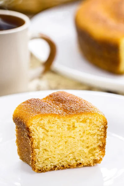 옥수수 가루로 전형적 브라질 케이크인 옥수수 케이크작은 뜨거운 커피를 곁들인 — 스톡 사진