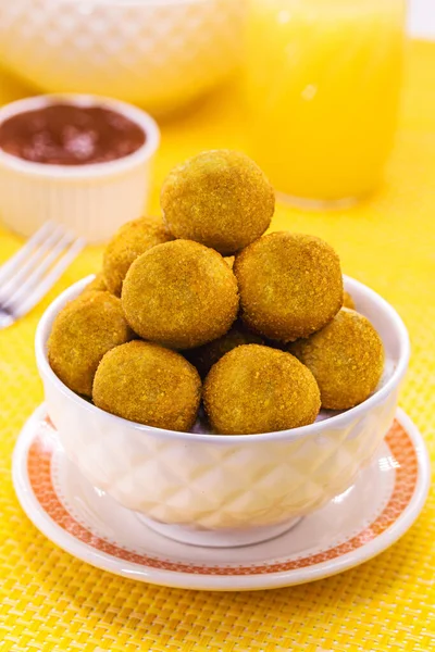 典型的巴西松饼 用油油炸 配以奶酪 玉米粉或意粉调料 脆而圆的饺子 — 图库照片