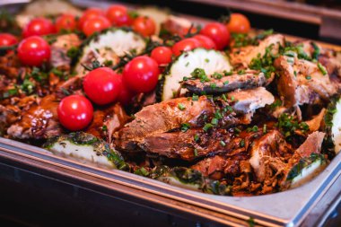 Sebzeli domuz filetosu, biftek, Brezilya restoranında ya da açık büfede sunulan, partiler ve sosyal etkinlikler, barbeküler ve kutlamalar için tipik yemek..