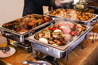 Sebzeli domuz filetosu, biftek, Brezilya restoranında ya da açık büfede sunulan, partiler ve sosyal etkinlikler, barbeküler ve kutlamalar için tipik yemek..