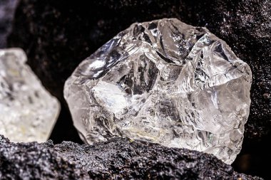 Petalit, petalit veya katalit lityum, pil endüstrisi ve lityum kaynağı elde etmek için önemli bir mineraldir.