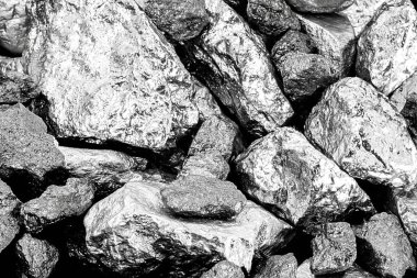 Birkaç kaba taş, gümüş, manganez, teneke, krom ve platin. Madencilik konsepti, endüstriyel malzeme.