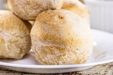 Peynirli ekmek, Minas Gerais 'den tipik bir aperatif, sıcak kahveyle servis edilir, Brezilya geleneği.