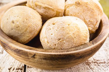 Peynirli ekmek, Minas Gerais 'den tipik bir aperatif, sıcak kahveyle servis edilir, Brezilya geleneği.