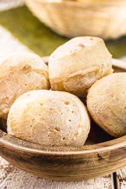 Peynirli ekmek, Minas Gerais 'den tipik bir aperatif, sıcak kahveyle servis edilir, Brezilya geleneği.