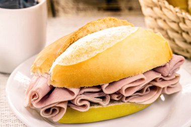 Tipik Brezilya atıştırmalığı, mozzarella peyniri ve jambonlu po de sal, kahvaltıda sıcak kahve ve Fransız ekmeği..