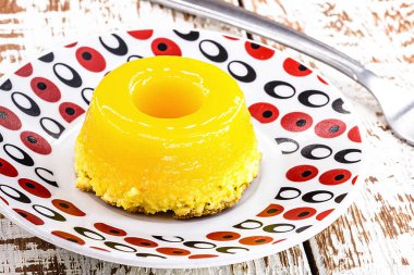 Brezilya 'da Quindim ve Portekiz' de Brisas, Hindistan cevizi, badem, şeker ve sütle rendelenmiş Liz 'i yapar..