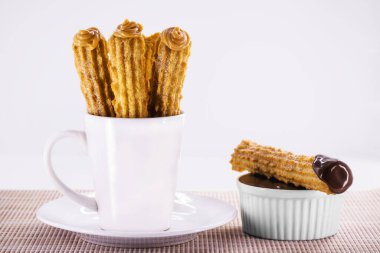 Bir fincanda churros, Latin Amerika, Brezilya, Kolombiya, Birleşik Devletler ve Portekiz 'den geleneksel kızarmış tatlı, doldurulmuş ya da doldurulmamış, şeker serpiştirilmiş, kopyalama alanı