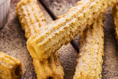 churros, Latin Amerika, Brezilya, Kolombiya, ABD ve Portekiz 'den geleneksel bir kızarmış tatlı, doldurulmuş ya da doldurulmamış, şekerle servis edilir.