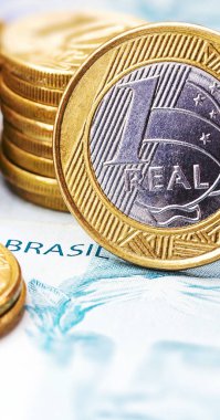 Brezilya 'dan gelen 100 reais banknotun ayrıntıları ve seçici odaklı Brezilya sikkeleri, arka plan resmi. Promosyon konsepti ya da büyük ödül parası.