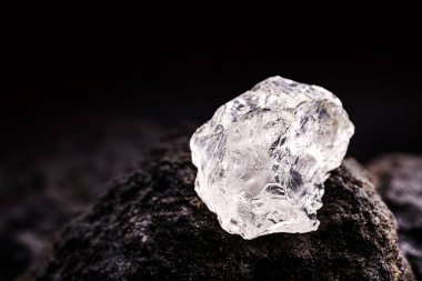 Petalit, petalit veya katalit lityum, pil endüstrisi ve lityum kaynağı elde etmek için önemli bir mineraldir.