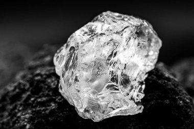 Saf elmas, madenlerde değerli taş. Nadir madencilik ve maden çıkarma kavramı.