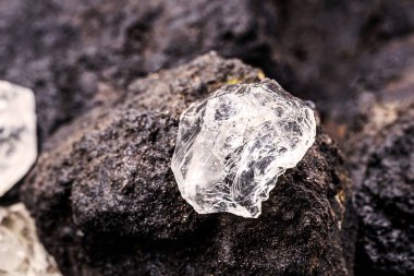 Saf elmas, madenlerde değerli taş. Nadir madencilik ve maden çıkarma kavramı.