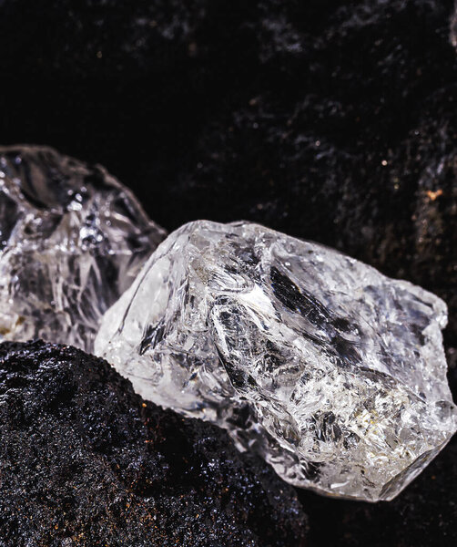 Грубый алмаз, драгоценный камень в шахтах. Концепция добычи и добычи редких руд.