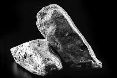 Paladyum, katı halde oda sıcaklığında büzülen kimyasal bir elementtir. Endüstride kullanılan metal. Mineral çıkarma kavramı.