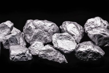 Çiğ manganez. Manganez taşı siyah arkaplanda izole edilmiş. Brezilya 'dan ağır metallerin mineral çıkarımı.