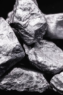 Çiğ manganez. Manganez taşı siyah arkaplanda izole edilmiş. Brezilya 'dan ağır metallerin mineral çıkarımı.