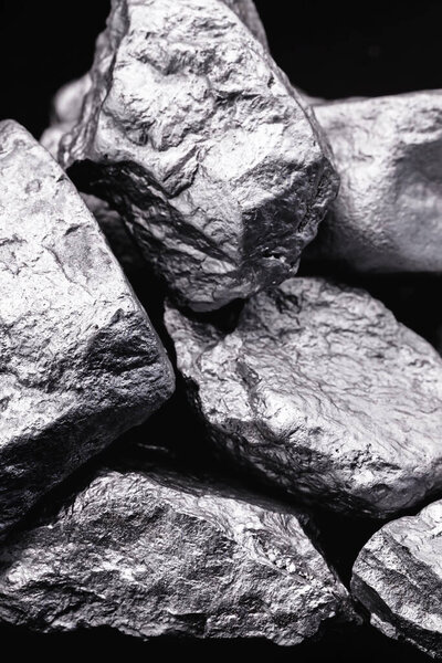 Сырой марганец. Марганцевый камень изолирован на черном фоне. Добыча тяжелых металлов из Бразилии
.