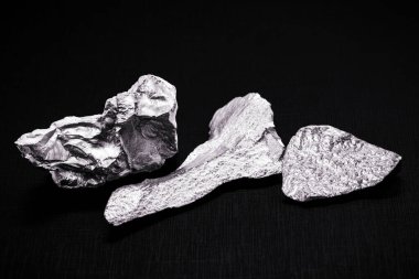 Bizmut taşı, ilaç imalatında kullanılan kurşun içermeyen metal, siyah arka plan, izole edilmiş.