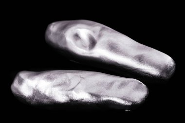 Rhenium, meteorlardan elde edilen, petrol rafinerisi ve yüksek performanslı metal alaşımlarında katalizör olarak kullanılan nadir bir metaldir..