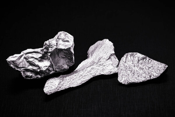 висмутовый камень, металл без свинца, используемый в производстве лекарственных средств, черный фон, изолированный