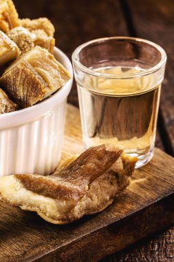 Domuz eti, çıtır çıtır çerez, tipik minas gerais, Brezilya cachaca ile servis edilir, bar yemeği
