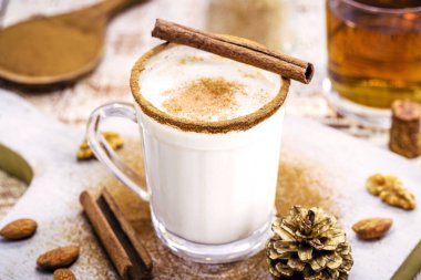 Likör, tarçın, rafine şeker, badem kreması ve rom ile hazırlanmış bir bardak eggnog.