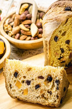 Beyaz ahşap bir masa üzerinde ev yapımı panettones, pasta veya fırında ekmek, tipik Brezilya ve Avrupa Noel 'i, meyve ve fındık ile doldurulmuş