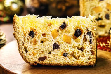 Noel ve Yeni Yıl için geleneksel Noel pastasından bir dilim..