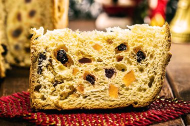 Şekersiz panettone, şekerli meyve dolu, geleneksel Noel & Yeni Yıl pastasından bir dilim.