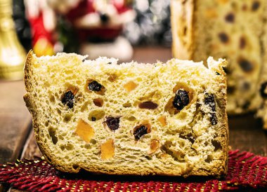 Bir dilim ev yapımı Panettone, kek veya Brezilya ve Avrupa Noel 'inin tipik ekmeği, meyve ve fındıkla doldurulmuş.