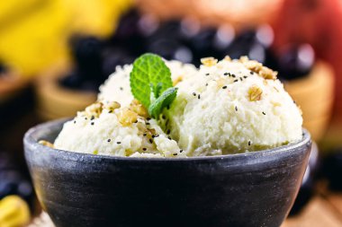 Donmuş muzlu dondurma, organik muzlu dondurma, eklenmemiş süt ve koruyucu içermeyen ürün..