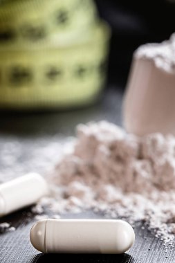 Spor takviyesi, kreatin, hmb, bcaa, amino asit veya toz vitamin. Spor beslenme konsepti. bcaa, l-carnitine, creatine