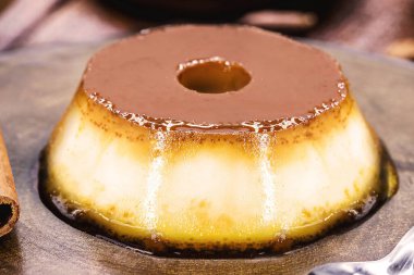 Ev yapımı vejetaryen puding, vejetaryen badem ve kestane sütüyle pişirilmiş, tarçın ve vanilya ile tatlandırılmış, yumurtasız, vejetaryen tatlı.