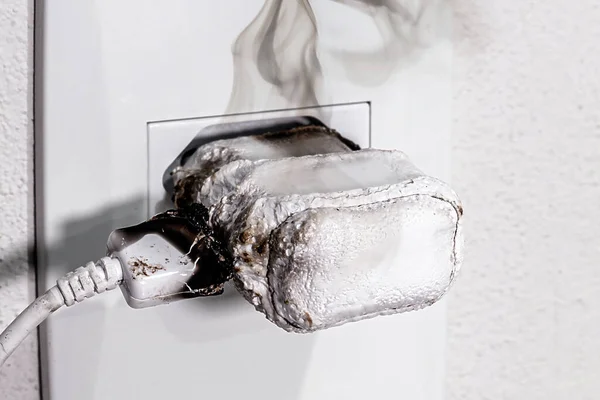 Φορτιστής Κινητού Τηλεφώνου Βραχυκυκλωμένος Καπνός Και Φωτιά Τήξη Ηλεκτρικών Συσκευών Royalty Free Εικόνες Αρχείου