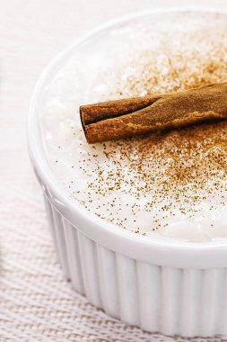 Tatlı sütlaçlı kase, tarçın çubuğu ve tarçın tozu, ev yapımı tatlı, Haziran festivallerinde Brezilya 'dan tipik tatlı.