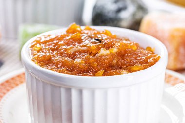 ev yapımı balkabağı reçeli demlik, Haziran ve Temmuz partilerinde tipik Brezilya tatlısı, arka planda fuba keki ve şekerli şekerlemeler