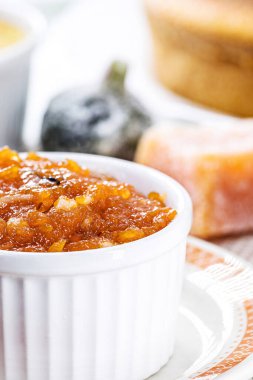 ev yapımı balkabağı reçeli demlik, Haziran ve Temmuz partilerinde tipik Brezilya tatlısı, arka planda fuba keki ve şekerli şekerlemeler