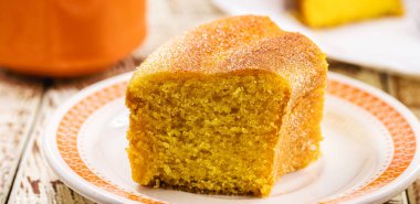 Brezilya mısır unu keki, sarı mısır keki Minas Gerais 'in Haziran Festivali' nde servis edilir, kahveyle servis edilir.