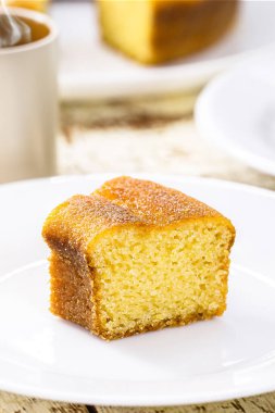 Küçük bir dilim mısır unu pastası, mısır unundan yapılmış tipik Brezilya kırsal pastası, arka planda sıcak kahve, arka planda peynirli guava reçeli