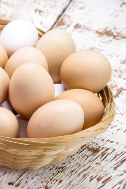 Brezilya tavuk yumurtaları kırsal ahşap kasede, organik yumurtalar, tipik Minas Gerais.