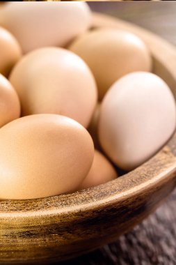 Elle yapılmış ahşap kasede bedava tavuk yumurtası üreticinin yumurtaları, Brezilya mutfağı..