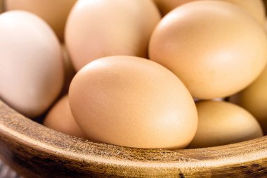 Elle yapılmış ahşap kasede bedava tavuk yumurtası üreticinin yumurtaları, Brezilya mutfağı..