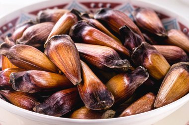 Çam fıstıklı kaseler, Haziran partisinin Brezilya mutfağından tipik bir tohum.