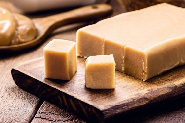 Vejetaryen soluk süt şekeri, şekersiz hindistan cevizi sütüyle karamel, sağlıklı şeker, adı dulce de leche.